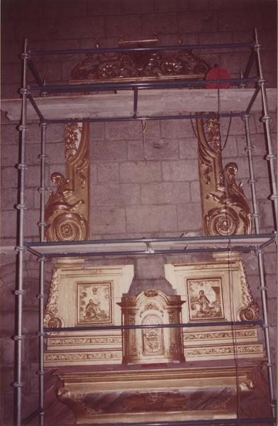autel, tablernacle et retable en cours de restauration