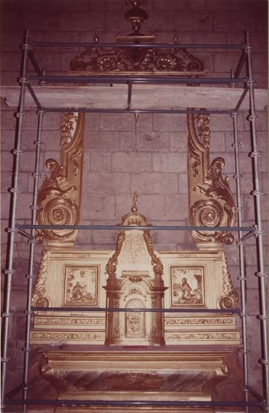 autel, tablernacle et retable en cours de restauration