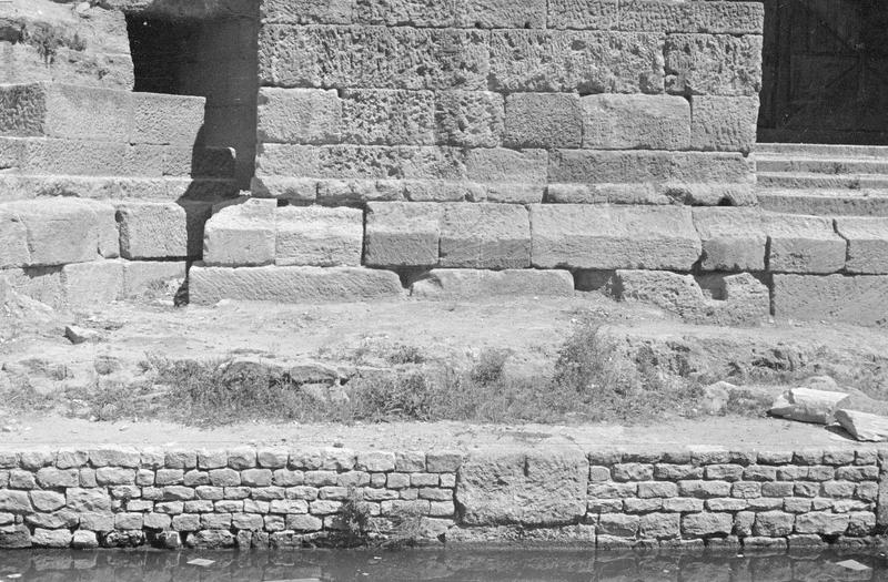 Mur de scène, ou frons scaenae : soubassement du mur à l'ouest de la porte royale