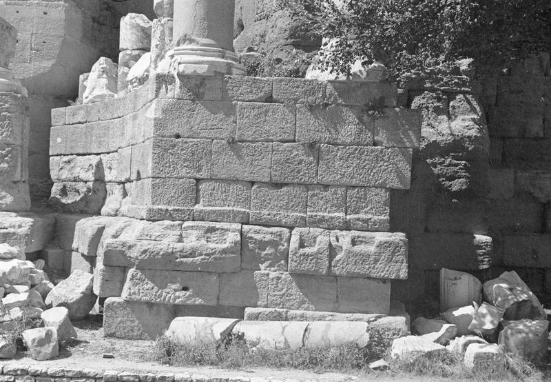 Mur de scène, ou frons scaenae : soubassement du mur et débris de colonnes à l'est de la porte royale