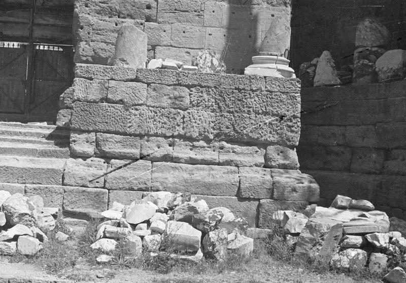 Mur de scène, ou frons scaenae : soubassement du mur et débris de colonnes à l'est de la porte royale