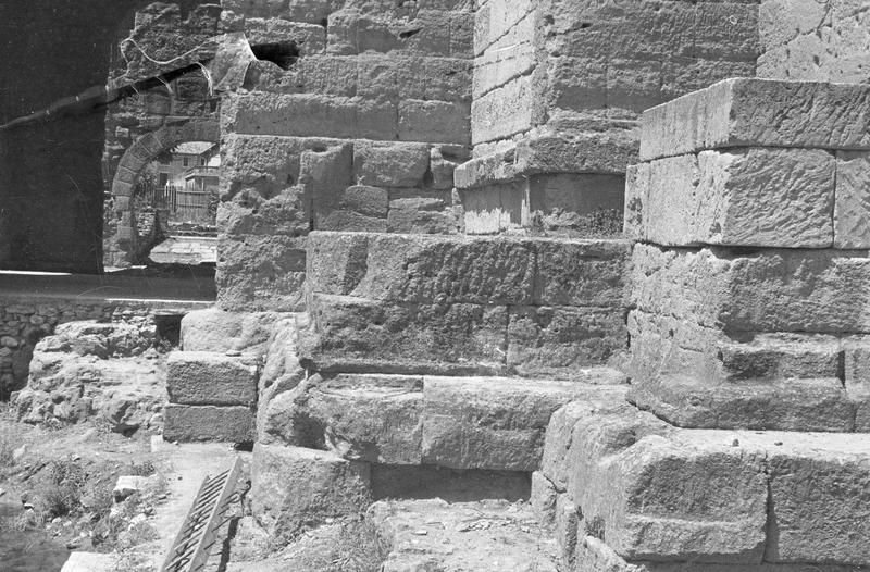 Mur de scène, ou frons scaenae : soubassement du mur, côté ouest