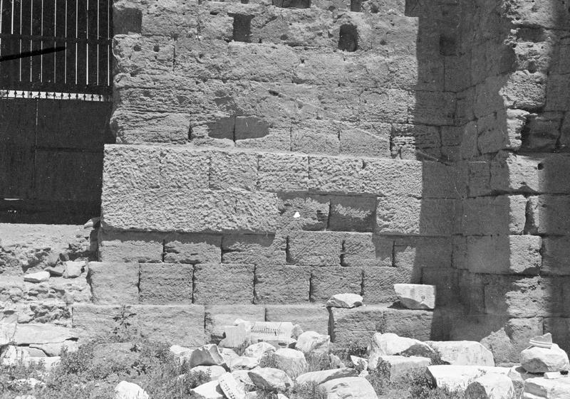 Mur de scène, ou frons scaenae : soubassement du mur et porte latérale est