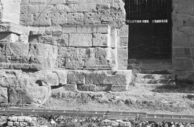 Mur de scène, ou frons scaenae : soubassement du mur et porte latérale ouest