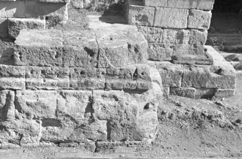 Mur de scène, ou frons scaenae : soubassement du mur à l'ouest de la porte latérale ouest