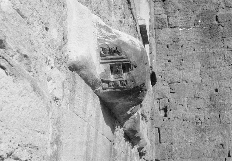 Mur de scène, ou frons scaenae : chapiteau incrusté dans le mur, côté parascenium ouest