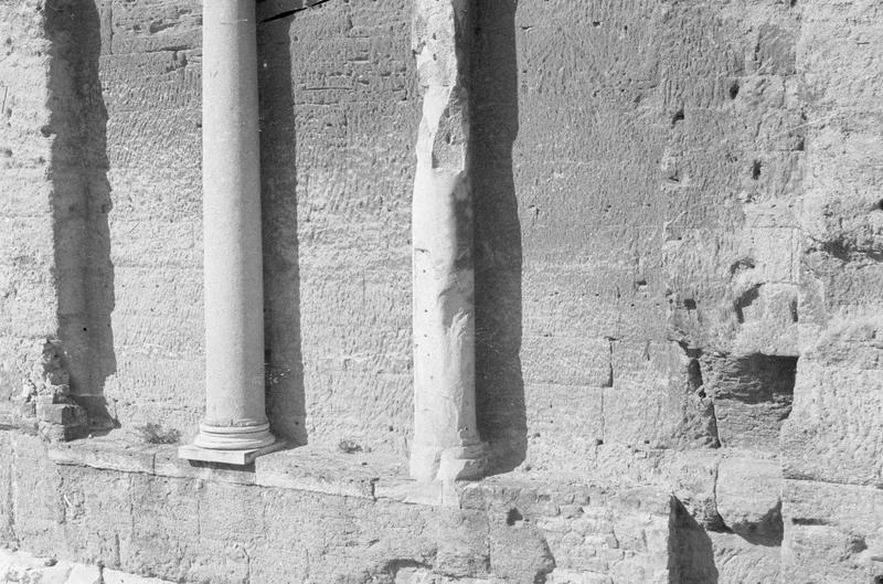 Mur de scène, ou frons scaenae : colonnes du second niveau, côté parascenium ouest