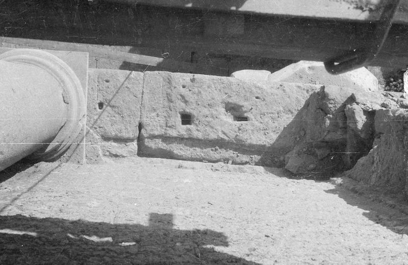 Mur de scène, ou frons scaenae : colonne du second niveau vue en plongée, côté parascenium ouest