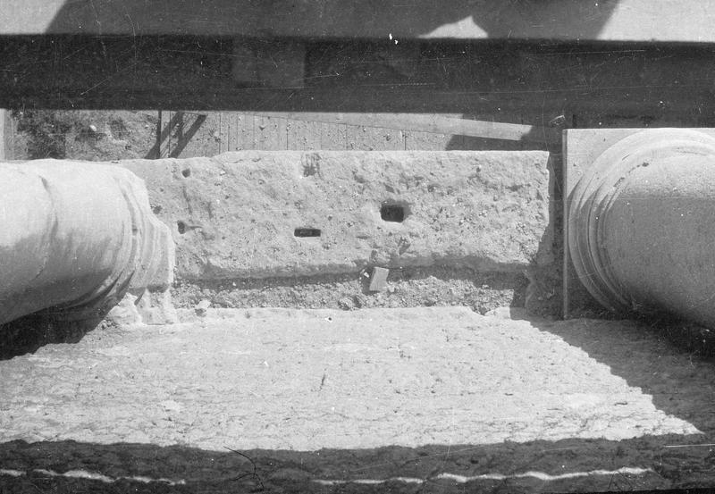 Mur de scène, ou frons scaenae : colonnes du second niveau vues en plongée, côté parascenium ouest