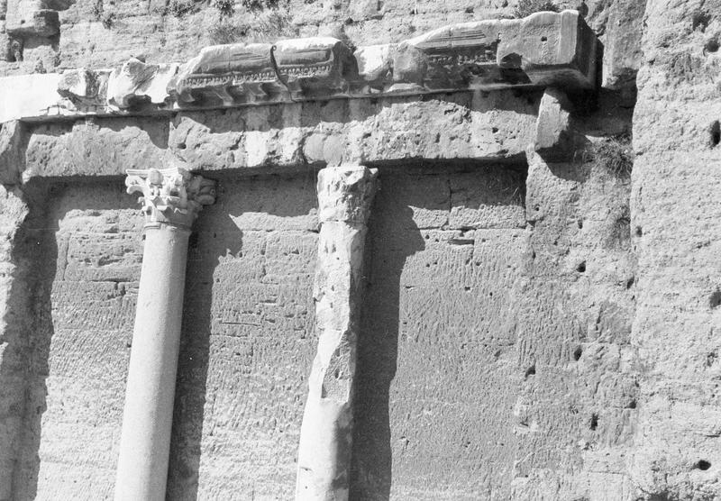 Mur de scène, ou frons scaenae : colonnes et frise du second niveau, côté parascenium ouest