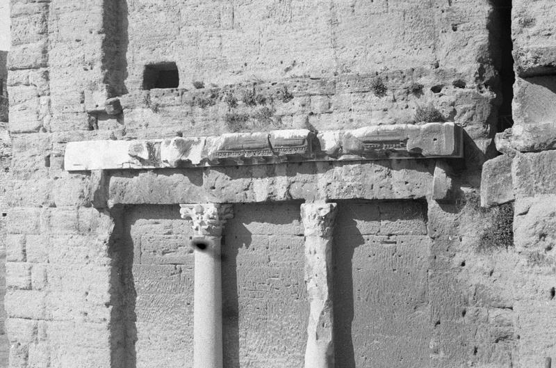 Mur de scène, ou frons scaenae : colonnes et frise du second niveau, côté parascenium ouest