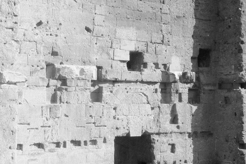 Mur de scène, ou frons scaenae : porte latérale ouest