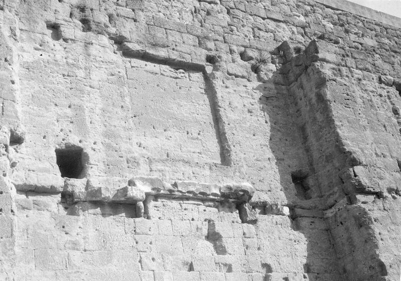 Mur de scène, ou frons scaenae : mur surmontant la porte latérale ouest, deuxième et troisième niveaux