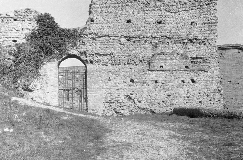 Mur extérieur et porte, côté est