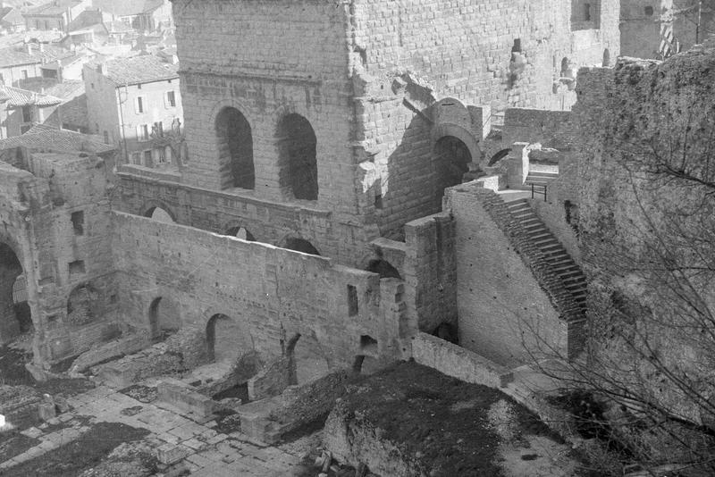 Vestiges jouxtant le théâtre antique, côté ouest