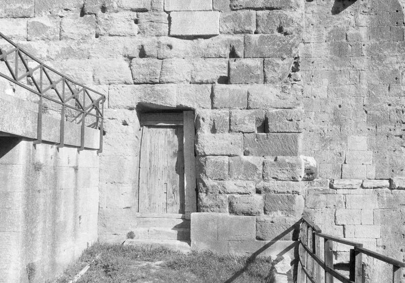 Mur extérieur percé d'une petite porte