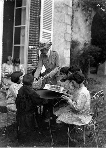 Activités manuelles pour les filles : leçon de vannerie par Mme Margaret Parsons, travailleuse du CARD