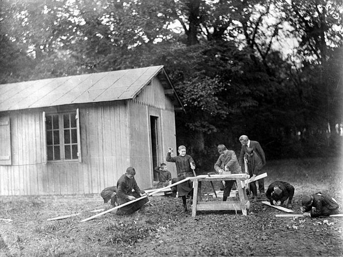 Colonie d'enfants, classe de menuiserie en plein air