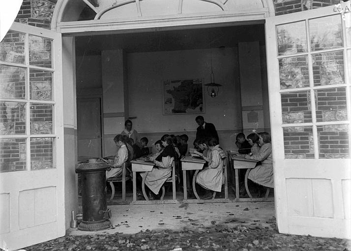 Salle de classe, poële à bois à l'entrée