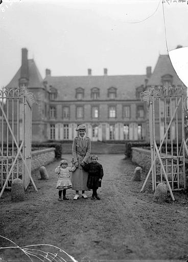 Mme Margaret Parsons, travailleuse du CARD, avec Pierrette et Jules posant à l'entrée du parc