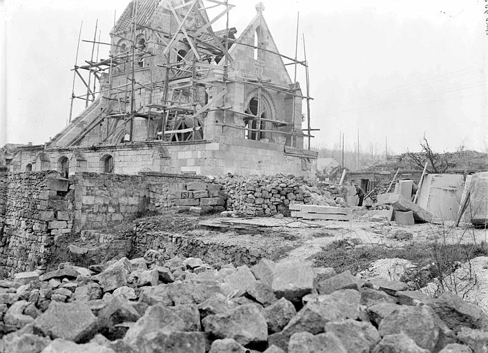 Église en reconstruction par la Société des Beaux-arts