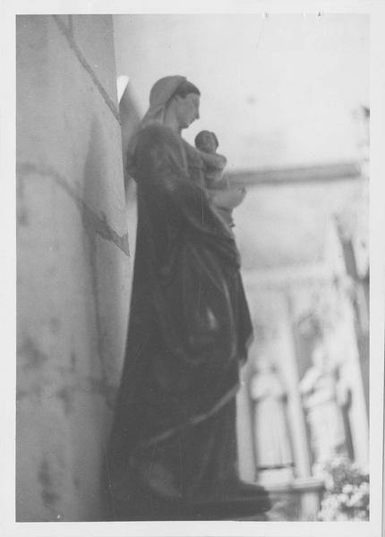 statue : Vierge à l'enfant, vue générale de profil - © Ministère de la Culture (France), Médiathèque du patrimoine et de la photographie (objets mobiliers), tous droits réservés