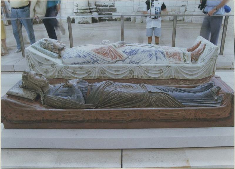 statue funéraire d'Isabelle d'Angoulême, femme de Jean sans terre, vue générale