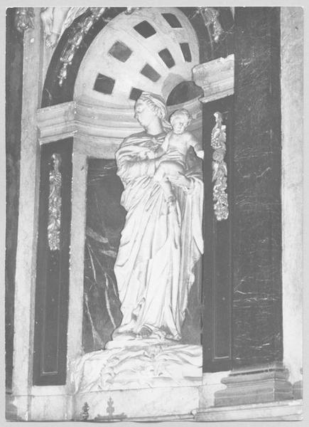 autel de la Vierge, retable, tabernacle, statue : Vierge à l'Enfant (vue en contre-plongée)