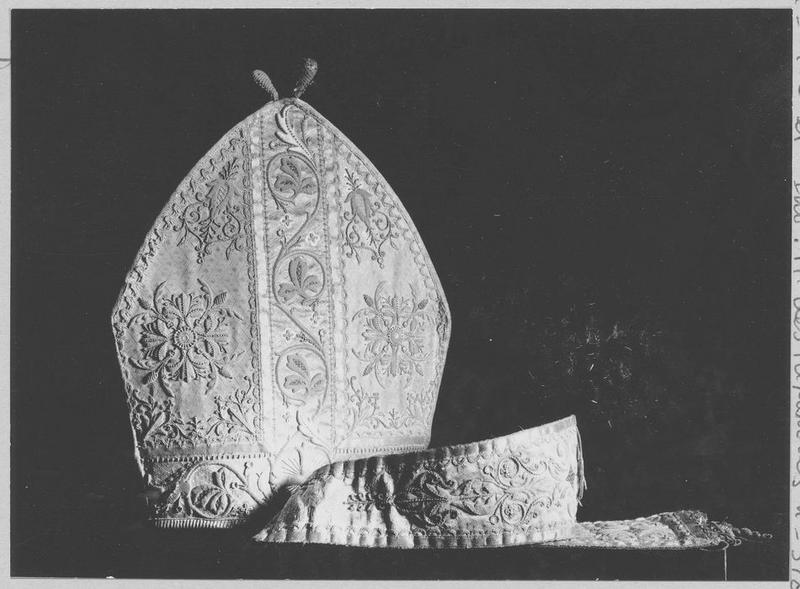 mitre de Mgr Angebault