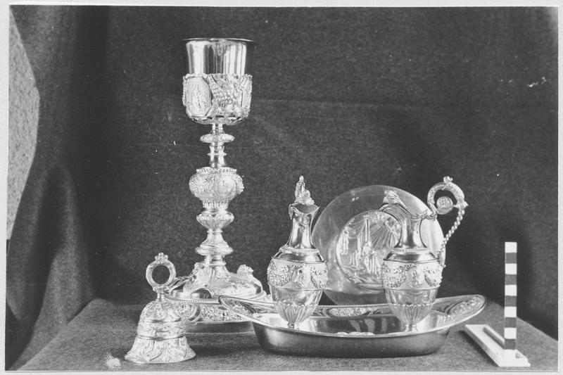 chapelle des Pénitentes : calice, patène, burettes, plateau à burettes, sonnette d'autel - © Ministère de la Culture (France), Médiathèque du patrimoine et de la photographie (objets mobiliers), tous droits réservés