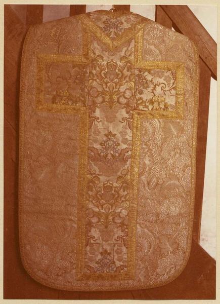 Chasuble, voile de calice, bourse de corporal, étole, manipule (ornement rose)