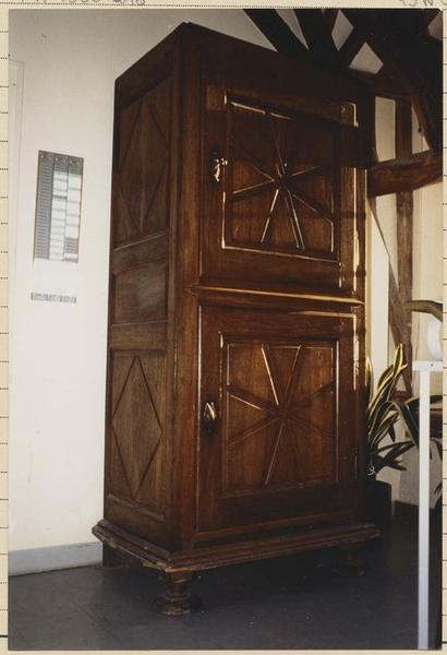 armoire bonnetière - © Ministère de la Culture (France), Médiathèque du patrimoine et de la photographie (objets mobiliers), tous droits réservés