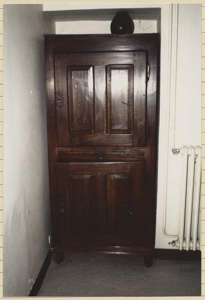 armoire bonnetière - © Ministère de la Culture (France), Médiathèque du patrimoine et de la photographie (objets mobiliers), tous droits réservés