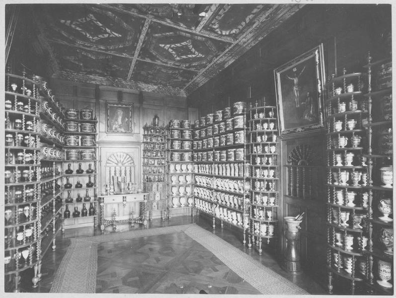 plafond, lambris de revêtement, étagères, table - © Ministère de la Culture (France), Médiathèque du patrimoine et de la photographie (objets mobiliers), tous droits réservés