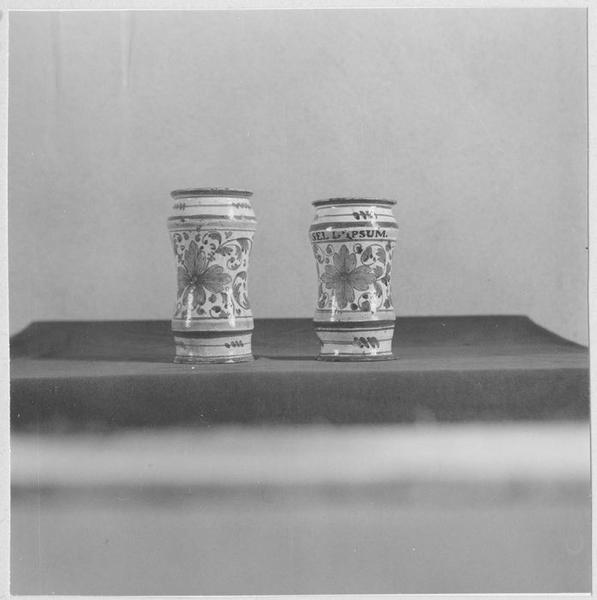 2 pots à pharmacie (albarelli) - © Ministère de la Culture (France), Médiathèque du patrimoine et de la photographie (objets mobiliers), tous droits réservés