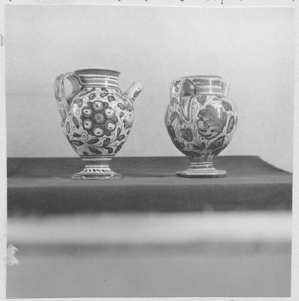 2 pots à pharmacie (chevrettes) - © Ministère de la Culture (France), Médiathèque du patrimoine et de la photographie (objets mobiliers), tous droits réservés