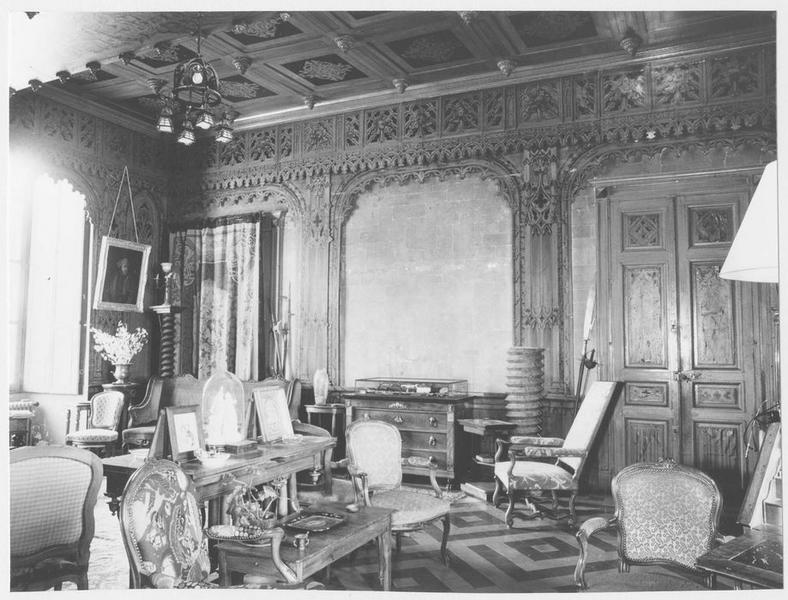 grande salle du rez-de-chaussée ; décor néogothique