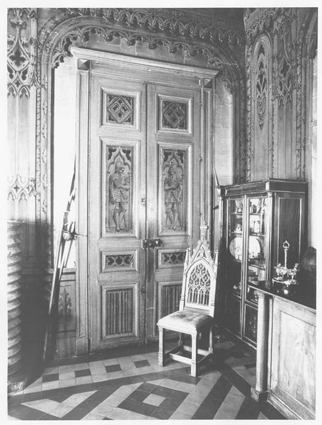 grande salle du rez-de-chaussée ; décor néogothique