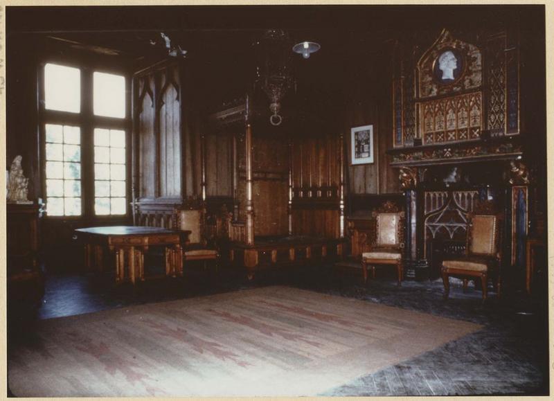 grande salle du rez-de-chaussée ; lit à ciel porté par quatre colonnes