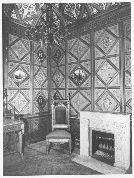 cabinet de Monseigneur ; lustre, table de toilette