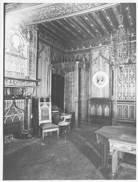 chambre de Monseigneur de Dreux-Brézé ; table néogothique, chaise néogothique, lustre