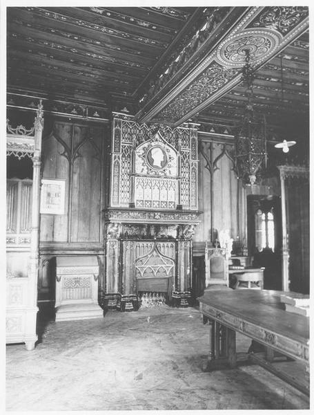 chambre de Monseigneur de Dreux-Brézé ; lit prie-dieu, table