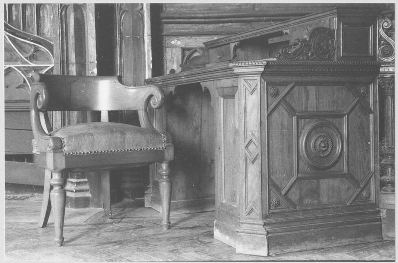 chambre de Monseigneur de Dreux-Brézé ; fauteuil et bureau de Monseigneur de Dreux-Brézé