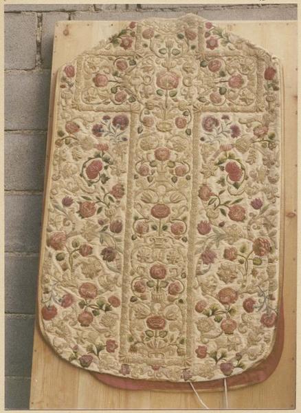 Chasuble, étole, manipule, voile de calice, bourse de corporal