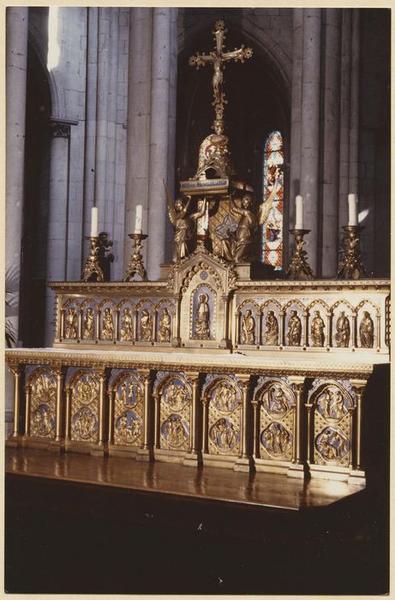 autel, croix et 4 chandeliers - © Ministère de la Culture (France), Médiathèque du patrimoine et de la photographie (objets mobiliers), tous droits réservés