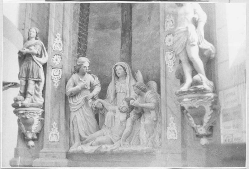 Retable, groupe sculpté : la Déposition de croix, 2 statues : saint Sébastien, saint Louis