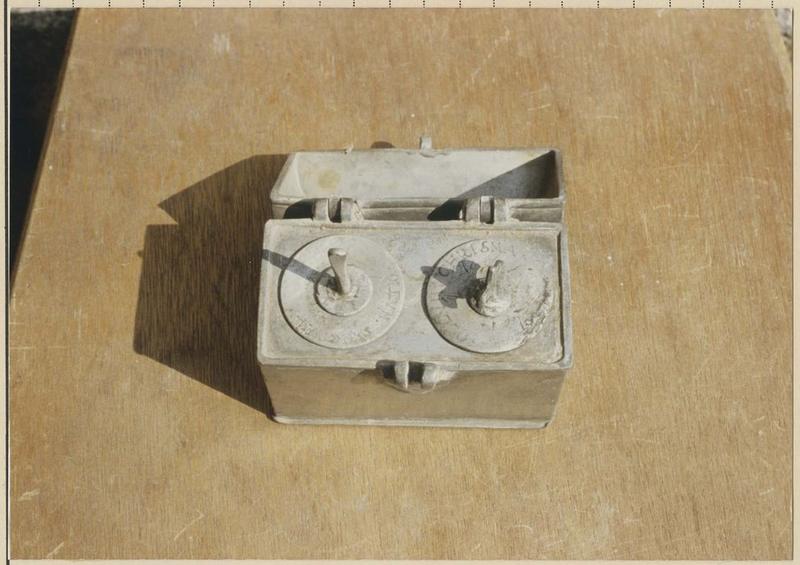 coffret aux saintes huiles, 2 ampoules aux saintes huiles