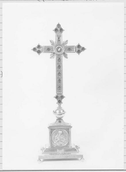 sacristie ; croix-reliquaire de la Vraie Croix - © Ministère de la Culture (France), Médiathèque du patrimoine et de la photographie (objets mobiliers), tous droits réservés