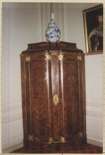 armoire à battants d'encoignure - © Ministère de la Culture (France), Médiathèque du patrimoine et de la photographie (objets mobiliers), tous droits réservés