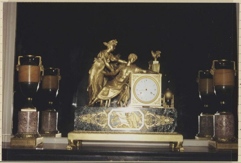 garniture de cheminée comprenant une pendule : Euclyde et sa muse - © Ministère de la Culture (France), Médiathèque du patrimoine et de la photographie (objets mobiliers), tous droits réservés